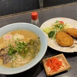 Noboru - 左トンコチラーメン、右イカメンチ