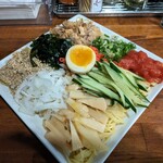 付麺屋 壱志 - ビジュアルも目を惹く冷やし中華（890円）。