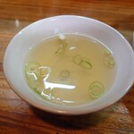 Menkui Ya - ◯付属のスープ
                      鶏ガラ味のこれは薄味な醤油味のスープとなる。
                      今回はシッカリと鶏ガラの旨味（甘味）を感じるよねえ
                      
                      この出汁感だったら醤油が薄味でも
                      味わいの纏まりは成立してる
                      
                      美味しい味わいだった