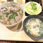 炭火焼肉 ホルモン たんたん - たんたんのフォー＆生たまごとスープ