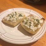 ワイン＋つまみ Nomka - ヤギチーズと蜂蜜のハーブトースト