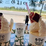 Marushoutazawanouenhambaijo - 左から）いちごとみるく、チーズケーキと梨。生クリームと梨トッピング。一口サービスのチョコバナナとトマト。中央にあるのはエスプレッソ