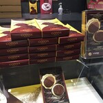 おたべ - クリスピーショコラサンド(6個入) 1,296円 も、好評発売中