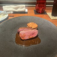 薪焼 銀座おのでら - 鴨肉、ジューシーで柔らかくてソースとの相性も抜群です。添えてある長芋もサクサクふわとろな美味しさです。
