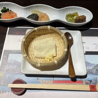 赤坂うまや - 先付け。湯葉の刺身、イカ明太子、エビと茄子の煮物、煮凝り
