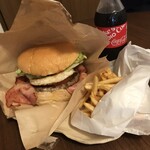 ハンバーガー工房 グリン グリン 若宮 - 料理写真:ベーコンエッグバーガー（680円）、ポテト＋ドリンクセット（370円）