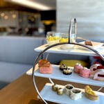 INTERCONTINENTAL - クラブラウンジでのアフタヌーンティー。 ここのラウンジは、飲み物含めすべてがテーブルオーダーなので、車いすの僕にはとっても助かります。 飲みのもがすごく充実してて美味しい。