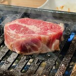 焼肉ダイニング MEGUMI - 【2023年05月】３set＠2,580円、厚切ラムを焼いてます。