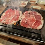 焼肉ダイニング MEGUMI - 【2023年05月】３set＠2,580円、ラムロールを焼いてます。