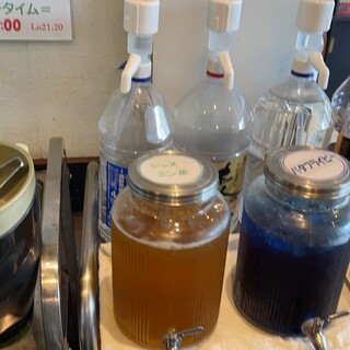 お茶はセルフで無料、今ならタイハーブティー、バタフライピーも