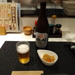 Robatayaki Hakkaku - お通しと瓶ビール