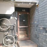 44APARTMENT - こちらが入り口