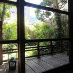 Kafemomi - 窓枠と庭の様子
