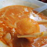 味の三平 - ラーメンには揚げた餅が入ってます