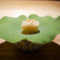波濤 - ◆白芋茎のお寿司
                      夏の食材を蓮の葉に乗せて、露のしずくとして和の面持ちで表現。