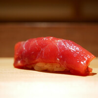 波濤 - ◇赤身 漬け
                    ただの漬けじゃない、そう思わせる口当たりと赤身ながらも大トロのような口どけで魅了し、軽い咀嚼で千切れていく身の酸味はシャリとの一体感をガッツリと形成！ 
                    圧倒されるほど美味い赤身！