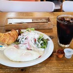 カフェ ド ポワン - ブレンドコーヒーアイス400円 Ｂ・ドリンク代＋100円 ベーコンエッグ クロワッサン サラダ