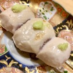 Yakitori Taka - わさび・高坂鶏胸を軽く火入れし、擦りおろしたての本山葵でそのまま口の中に。笹身より旨味と甘味が濃く美味しい。