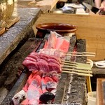 Yakitori Taka - 土佐備長炭近火にて短時間で焼き上げる為、旨味を閉じ込め、肉汁が口の中で溢れます。