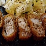 とんかつ山本 - ぶつ切りキャベツと『かつ子』に、たっぷり『黒七味』をかけて食べる！！＼(◎o◎)／！！