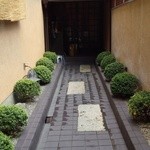 とんかつ山本 - 暖簾をくぐったところ！奥がお店の入口～♪(^o^)丿