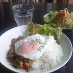 カレー屋 香助 - カレー風味のガバオライス & パリパリキャベツサラダ