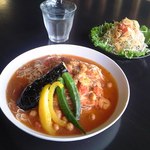 カレー屋 香助 - エビとトマトとひよこ豆の冷やしカレーそうめん & パリパリキャベツサラダ