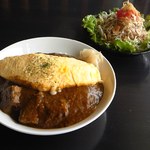 カレー屋 香助 - チーズインオムレツカレー & パリパリキャベツサラダ
