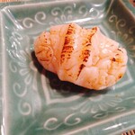 鶴に橘 - 炙り帆立の握り