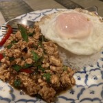 チャーンタイ - カレー姫が喰らったガパオライス。
1/3くらいオレが喰ったけどカレー姫用の味付けはケチャップのような甘みがありました。