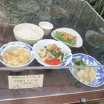 中国料理 伊万里 - 真ん中と左手が日替わりで選択可です。