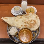 ミニ ネパール レストラン&バー アリサ - Ａランチ 
            (シーフードカレー(激辛)･ナン･ライス･サラダ･ 
             スープ･ラッシー)
