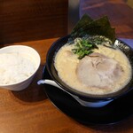 Yokohama Iekei Ramen Zenkiya - ラーメン醤油、ライスは無料