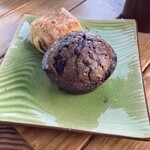 Cafe Gudcha - 手前:チョコマフィン、奥:チョコデニッシュ