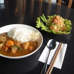 カレー屋 香助 - 昔ながらのポークカレー (落とし卵入り) & パリパリキャベツサラダ