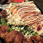 じとっこ組合 - 「じとっこ流　れば葱焼き」：フワッフワのレバーは
      香ばしさの中に充実した旨み！
      
      甘塩っぱいソースと半熟卵のコク、
      魚粉の香りと相まって、
      痛快パ～ンチ！
      