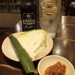 じとっこ組合 - お通しの生野菜。卓上の「壷味噌」でいただくのですが、コクと食感が豊かで、食べ飽きません！