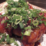 じとっこ組合 南越谷店 - 「ホルモン甘辛揚げ」：カリッとした衣の中は、
                                トロットロの大トロホルモンが
                                甘～く、ト・ロ・ケ・ル。。。
                                
                                コチュジャンを食べ易くしたような
                                甘辛たれのコクがコク豊か。
                                