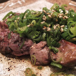 じとっこ組合 - 「れば串　葱まみれ」：地頭鶏レバーは旨みタップリ！
      コクのある塩だれと黒胡椒でサッと和えた
      香り高い九条ねぎがドッサリかかって
      パンチが有ります♪
      