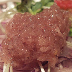 日南市じとっこ組合 - 「Ｗ田中くんのレッドオニオン完熟トマトサラダ」の“食べるドレッシング”も、田中さんの
            レッドオニオンを
            使用！
