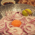 じとっこ組合 - 「田中君のレッドオニオン　平兵衛酢(へベス)オニサラ」：オニサラの甘み、
      平兵衛酢サッパリとした酸味
      極薄削りの鰹節の濃厚な旨みと香り！
      