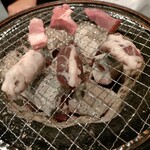 飯田橋大衆焼肉 ばりとんっ - 七輪でお肉を焼きます。