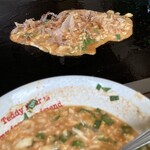 もんじゃ わたなべ - 焼くとこんな感じ。飲みながらなので、食べるスピードに合わせてやきます。もんじゃヘラで、コソゲ落とすように鉄板から直接取り分けて、熱々をいただきます。