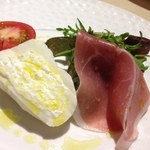 アルティスタ， - ブラッティーナチーズのサラダ仕立て