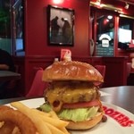 ブラザーズ - 壁の赤色が映えるなぁ～ 2013/09/25