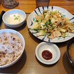 やよい軒 - もち麦ご飯にします