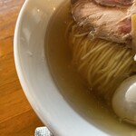 麺処　清水 - 澄んだ清湯スープに綺麗に整えられた麺が見えます。