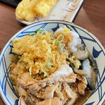 丸亀製麺 - 季節のうどん、豚しゃぶとナス、に揚げカスとネギと生姜を乗せたもの