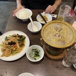 東北人家 - ランチタイムサービス、白菜酸っぱい鍋と鶏となんかの炒め