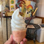 手作りアイス 花茶 - ブラッドオレンジの上にソフトクリーム